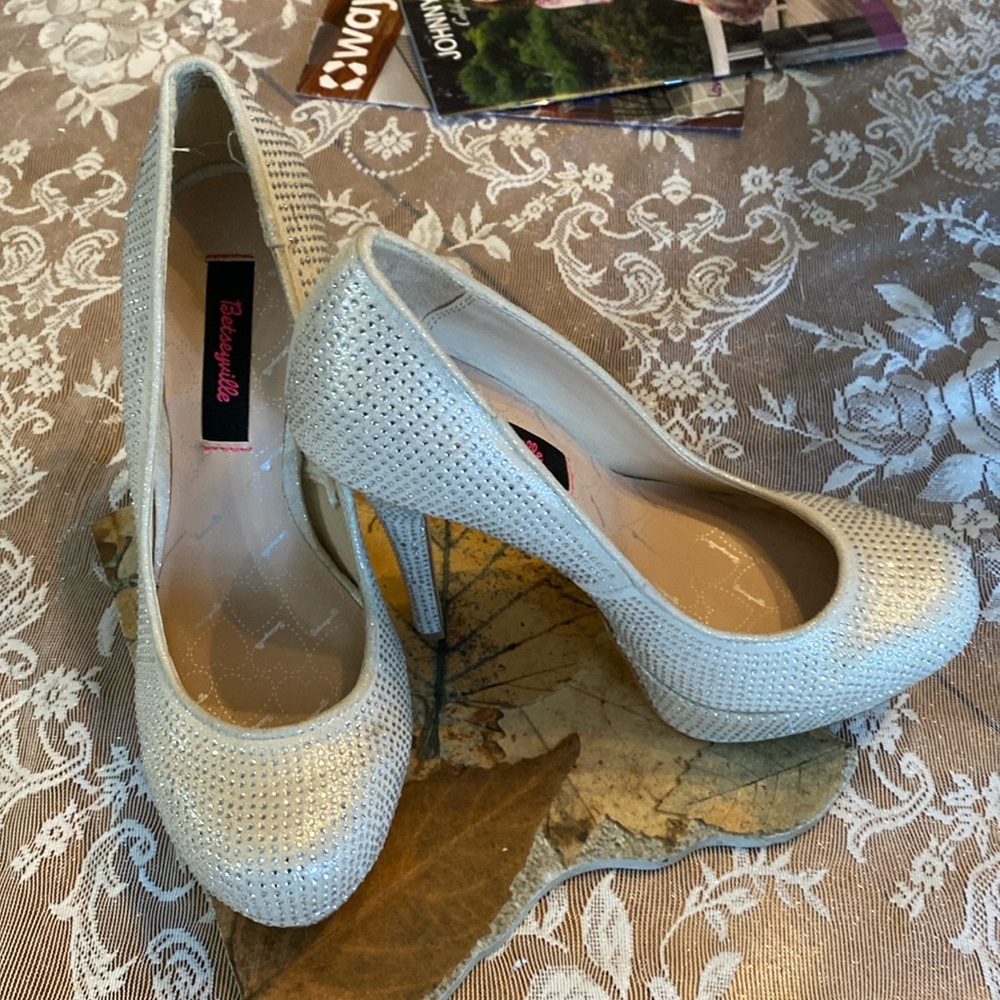 BETSEY JOHNSON BETSEYVILLE 3” HEELS SHIMMERY RHINESTONE EMBELLISHED SIZE 8 EUC